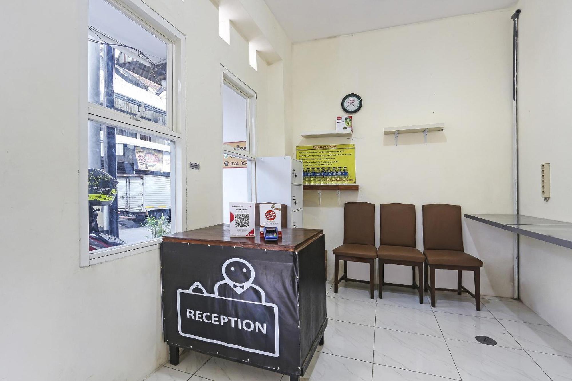 Spot On 90780 Gang Tengah Homestay Syariah Semarang Luaran gambar