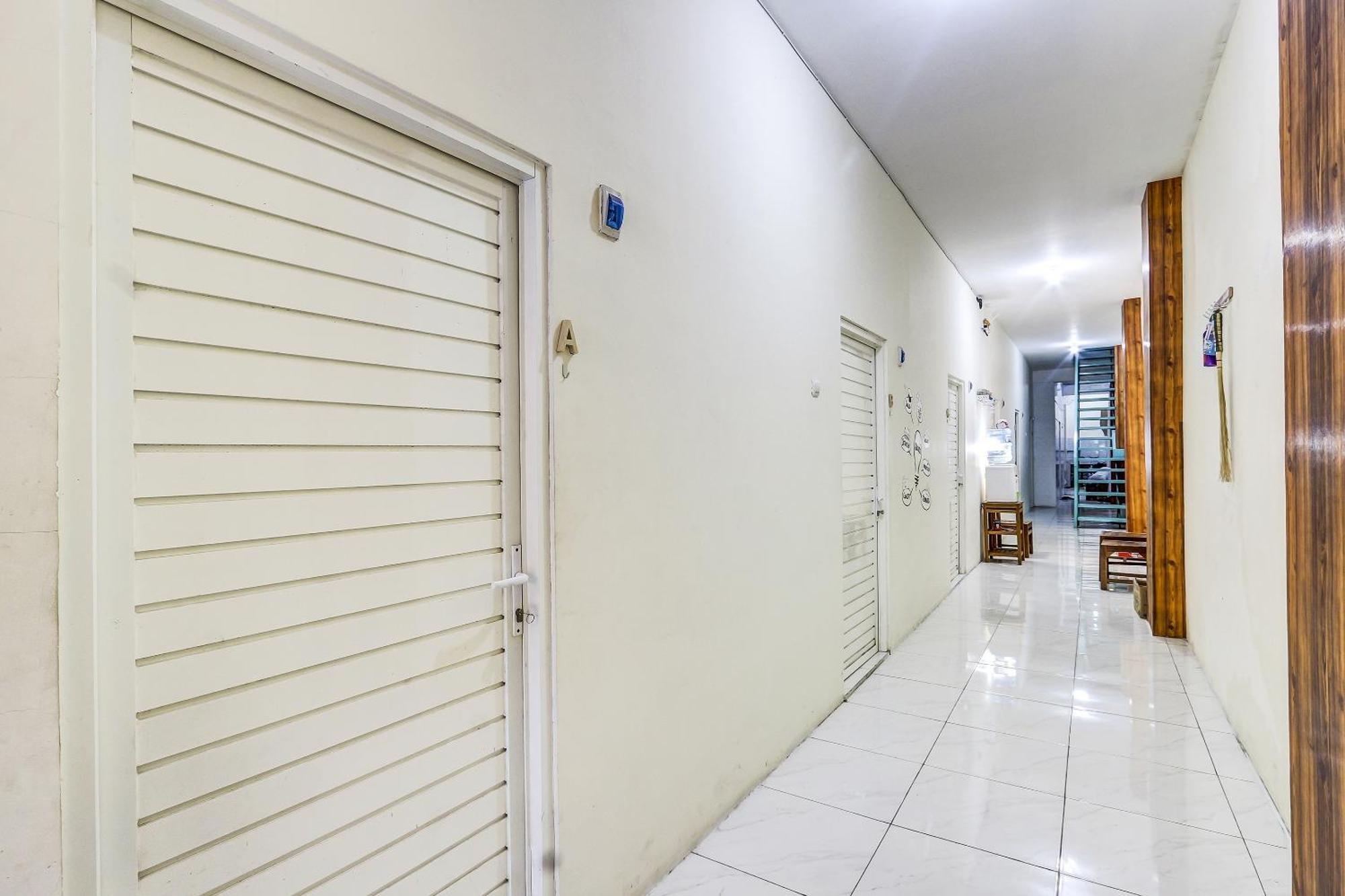Spot On 90780 Gang Tengah Homestay Syariah Semarang Luaran gambar