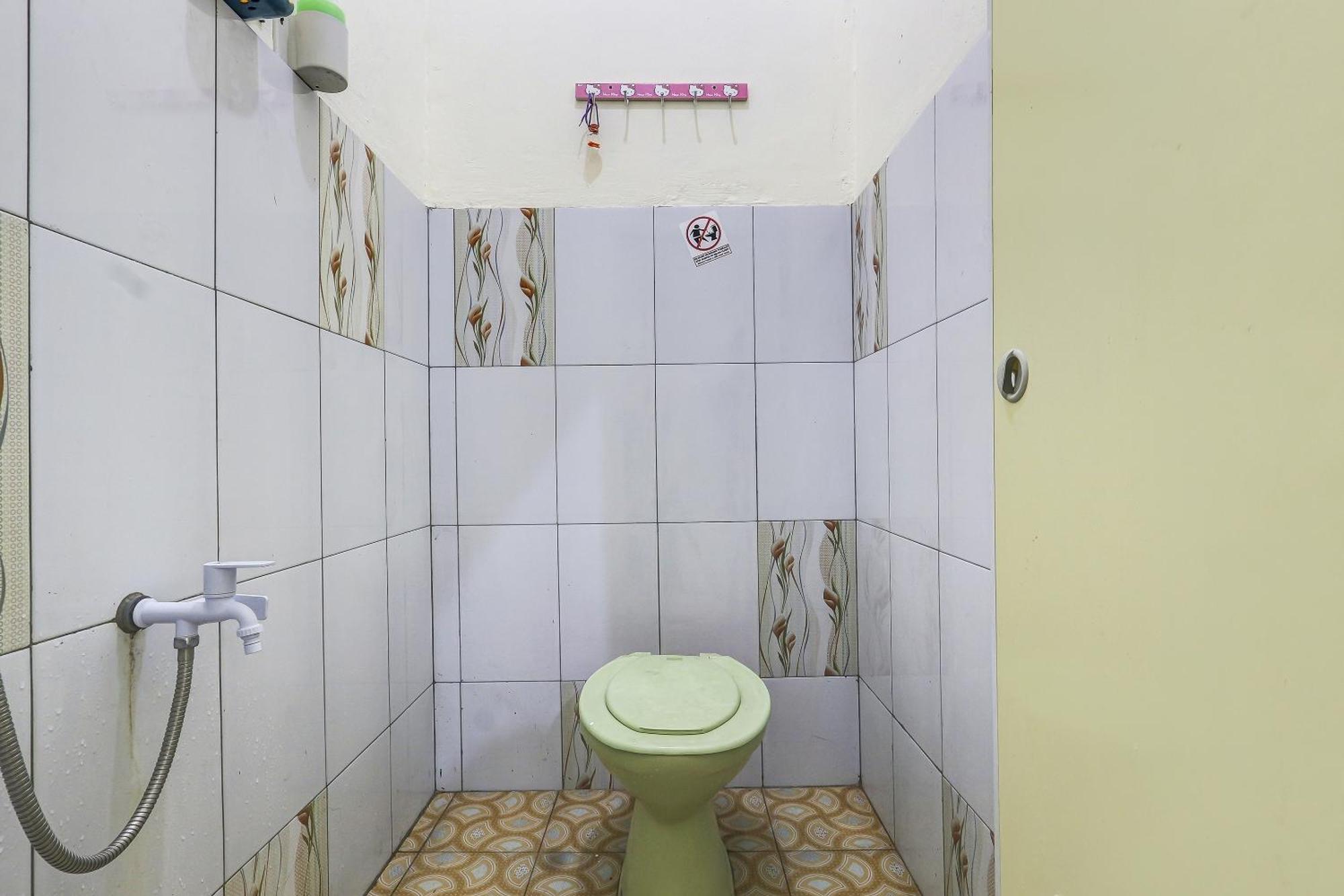 Spot On 90780 Gang Tengah Homestay Syariah Semarang Luaran gambar